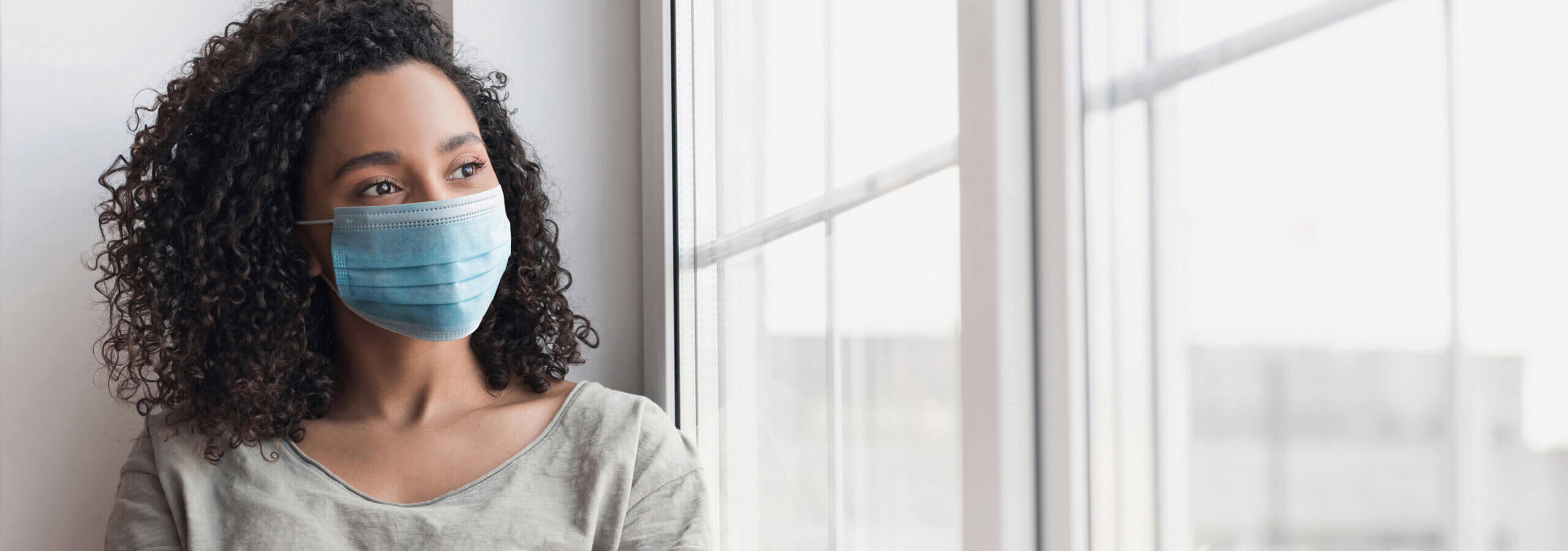 Woman wearing mask to prevent COVID-19 and long COVID.